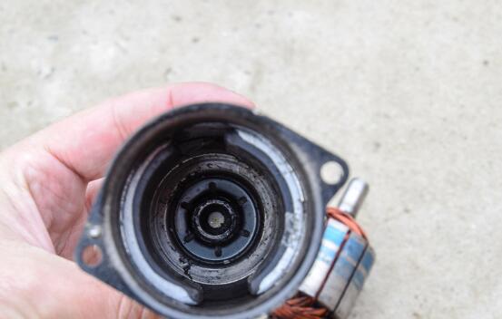 電機電流超載會引起震動嗎（討論電機超載對設備的影響）